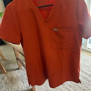 Figs woman’s auburn scrub set